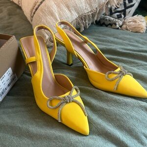 Cute yellow heals never worn!!!